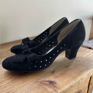 Vintage 1950’s C.Crawford Hollidge Boston Latin Toe Black Suede Pumps, Bows, 8.5